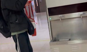 韦东奕办公室开会画面曝光，终于换了新手机，坐姿太与众不同！