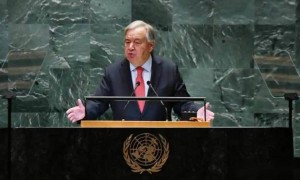 联合国又来要钱了,这次要钱要得很绝,很干脆,联合国秘书长古特雷斯发言称:不交钱就裁员2681人,2026年预算削15%,甚至提到“破产”