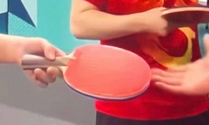 故意的?王楚钦球拍被摄影师踩断,摄影师国籍身份曝光,本人回应